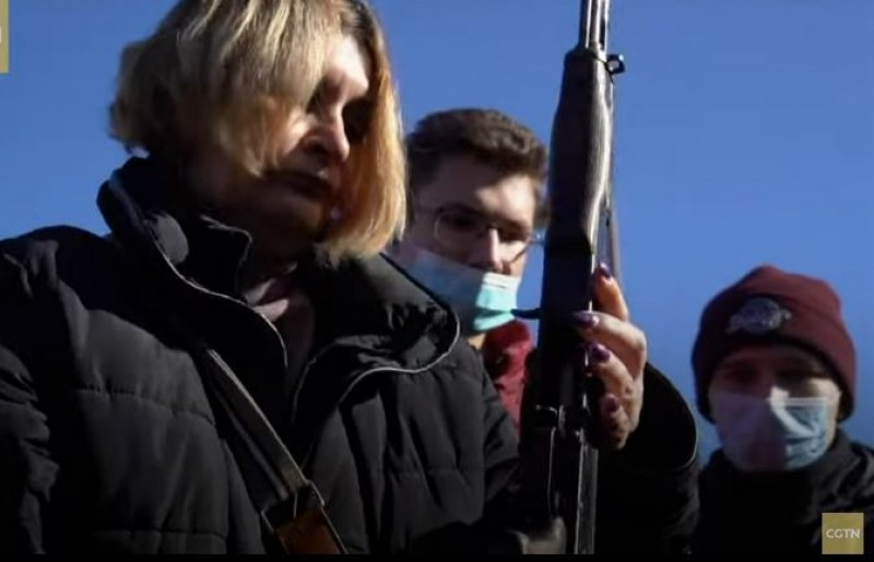 Младо, старо – на оръжие! Украинци се готвят за руска атака ВИДЕО