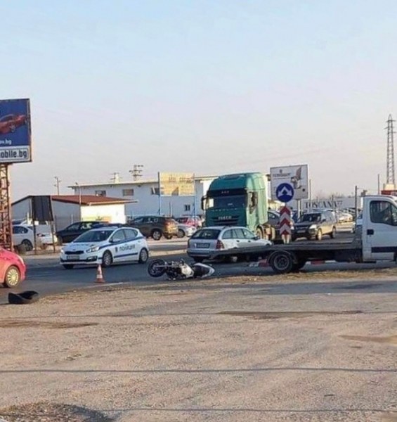 Моторист се блъсна в товарен автомобил до Пловдив, задръстването е огромно СНИМКИ