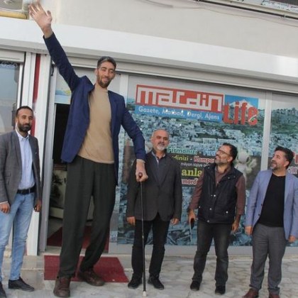 Най високият мъж в света е предложил на най високата