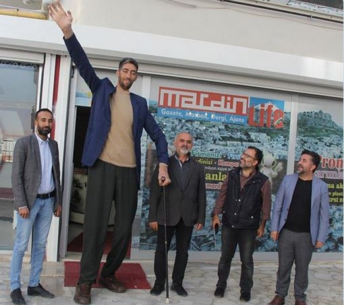 Най-високият мъж в света е предложил на най-високата жена в