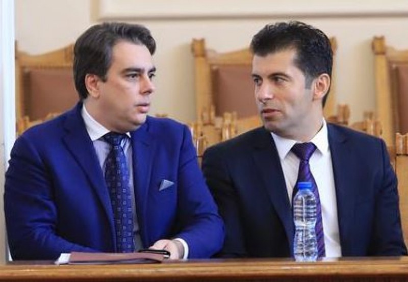 Публикуваха имотните декларации на Петков и Василев