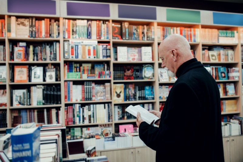 След 60-годишна забрава, мъж върна в библиотека книга на Енгелс СНИМКА