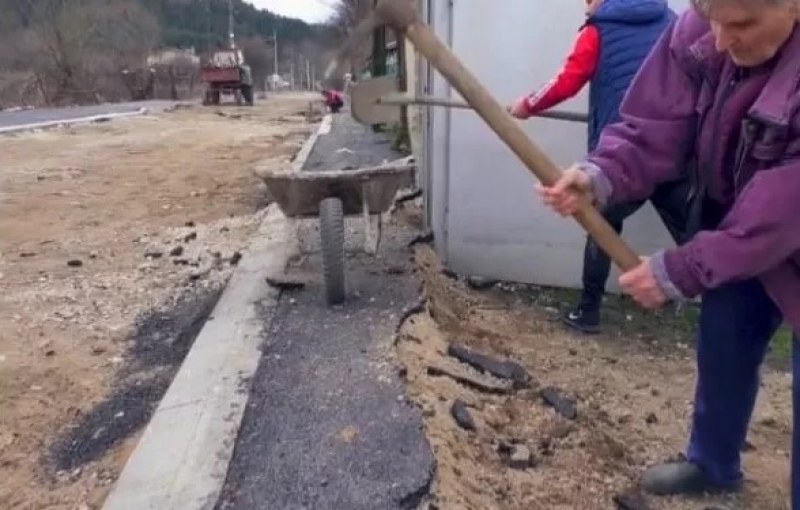 Да зазидаш хората! На село къртят тротоари, за да излязат от дома си ВИДЕО