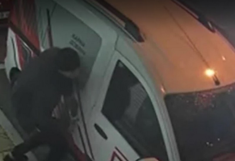 Двама – бързи, смели, сръчни! Обират автомобили във Варна ВИДЕО