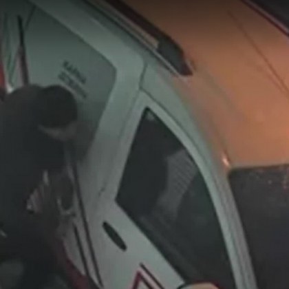 Двама мъже са снимани от охранителни камери как обират коли