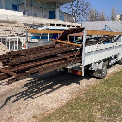 Мъже натовариха желязо на стадион