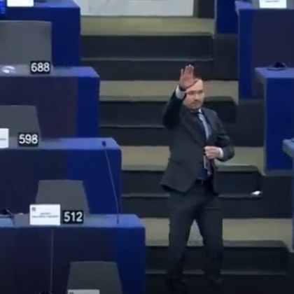 Българският евродепутат Ангел Джамбазки предизвика скандал в Европейския парламент и