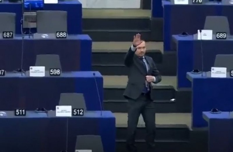 Българският евродепутат Ангел Джамбазки предизвика скандал в Европейския парламент и