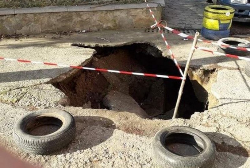 Огромна дупка зейна в центъра на селски площад