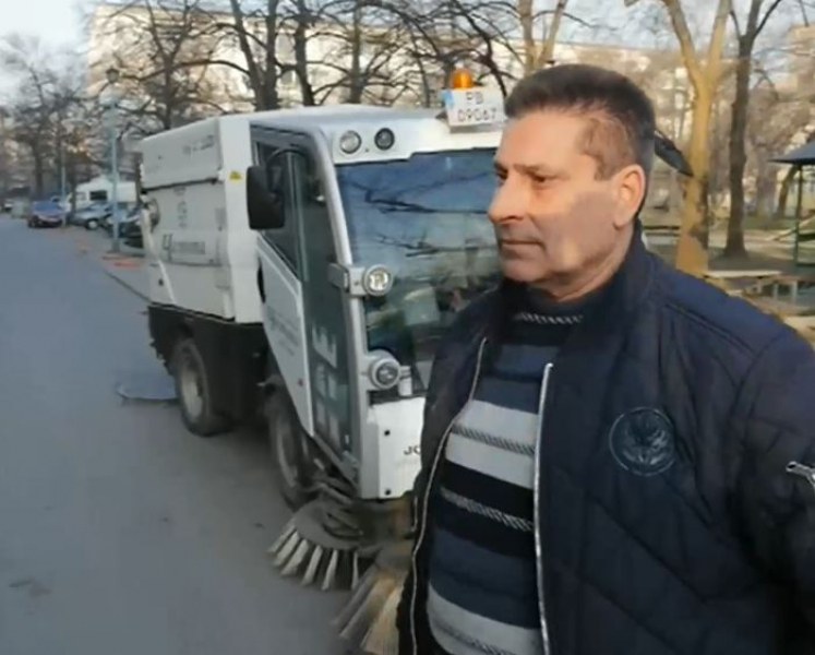 Служител на 