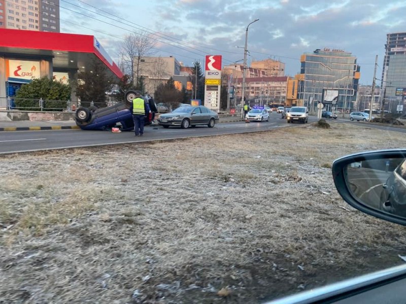 Тежка катастрофа в София, кола е по таван СНИМКИ