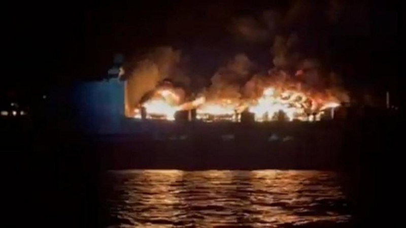 Голям пожар на ферибот край Корфу ВИДЕО