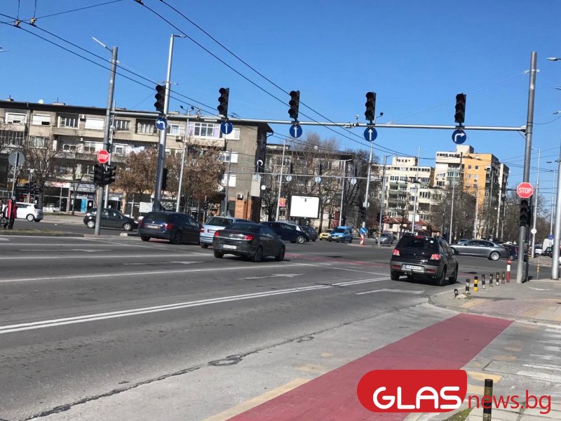 Хаос на кръстовище в Пловдив, светофарите без ток