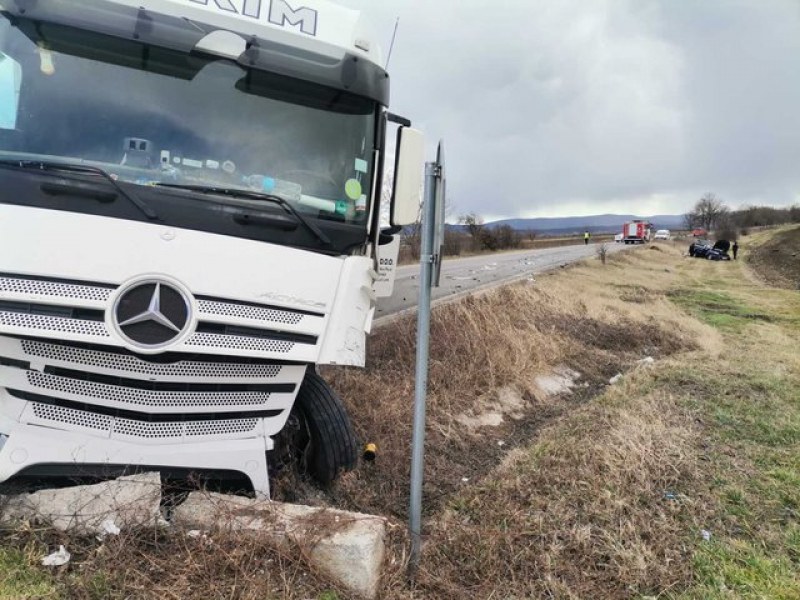 Камион и кола се блъснаха челно, един от шофьорите загина СНИМКИ