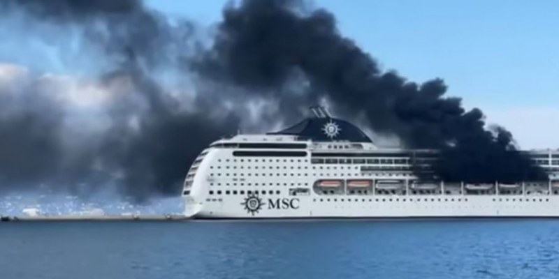 Според гръцката пристанищна полиция тази сутрин е избухнал пожар на