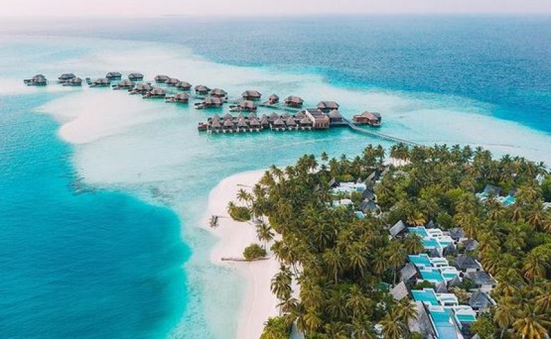 Разположени в топлите лазурни води на Индийския океан, Малдивите привличат