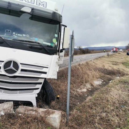 Катастрофа между тежкотоварен автомобил с молдовска регистрация и лек автомобил