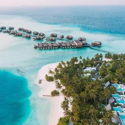 Разположени в топлите лазурни води на Индийския океан Малдивите привличат