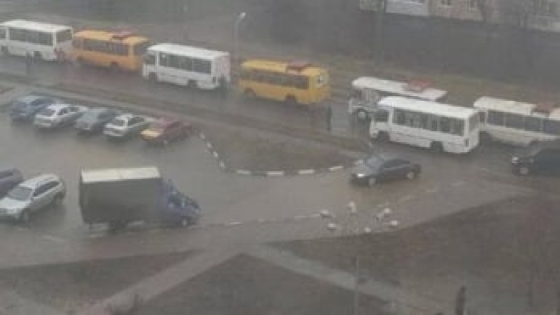Първи 45 автобуса с евакуирани от Донецк наближават руската Ростовска област