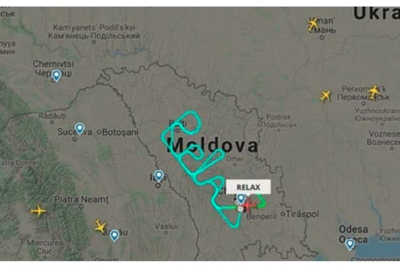 Пътнически самолет изписа Relax над границата с Украйна