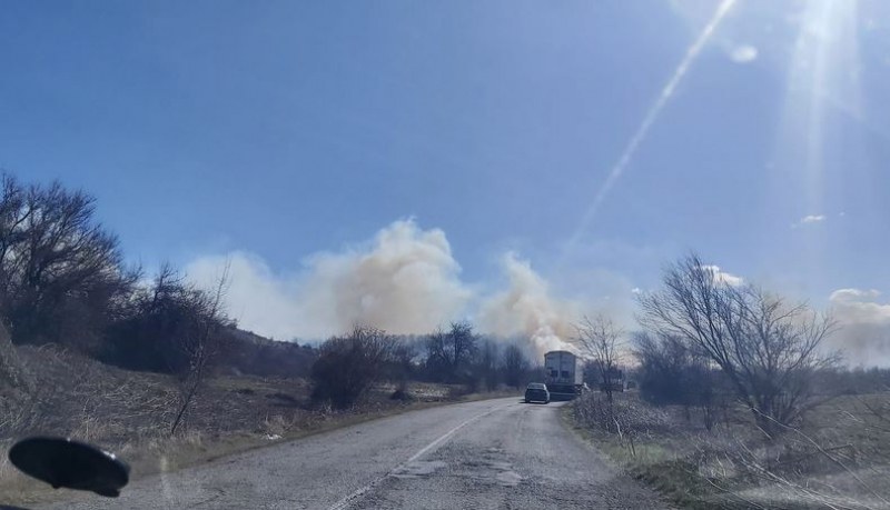 Пожар избухна в Плевенско. Движението по оживен път е блокирано СНИМКИ