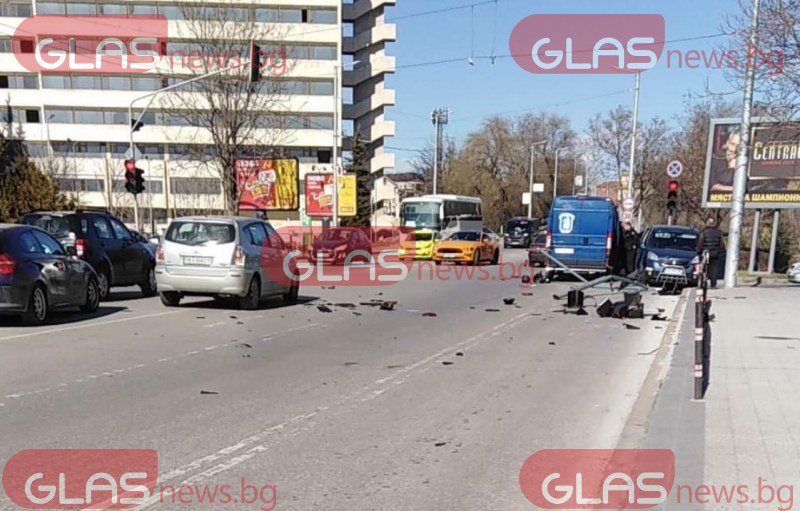 Силният вятър е съборил светофара в Пловдив, има щети по колите