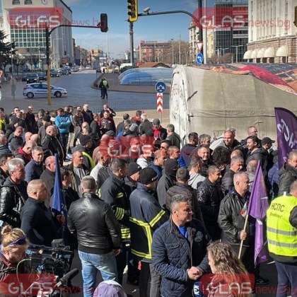 Пожарникари от цялата страна на протест в София СНИМКИ