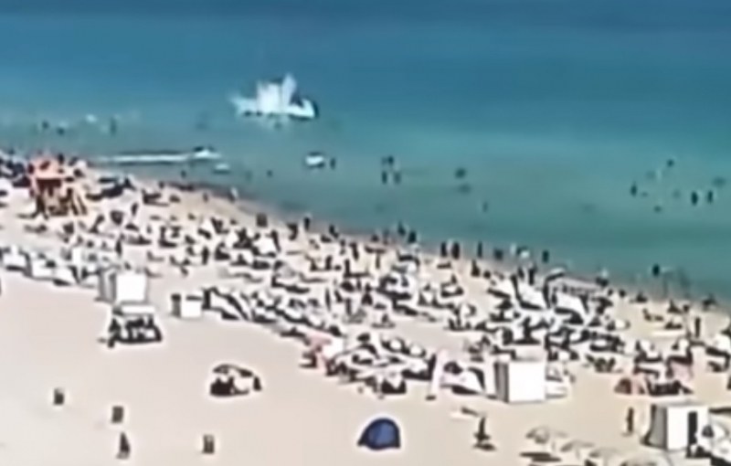 Хеликоптер се разби във водата край плаж в Маями, само