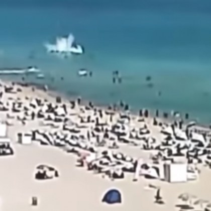Хеликоптер се разби във водата край плаж в Маями само