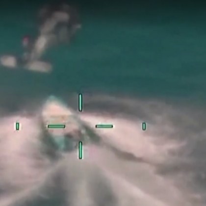Зрелищна гонка в морето. Хеликоптер гони моторница, тъпкана с дрога ВИДЕО
