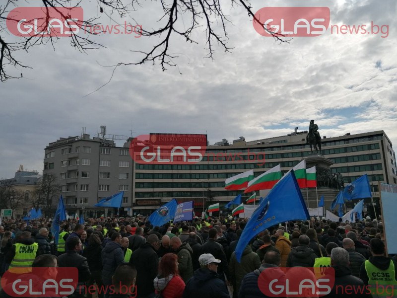 Площадът пред парламента – пълен с протестиращи полицаи СНИМКИ