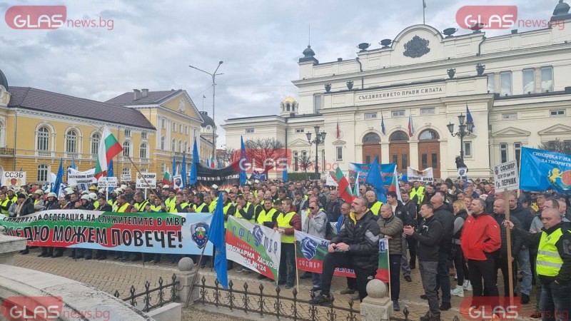 Кирил Петков ще разговаря утре с протестиращите пожарникари и полицаи