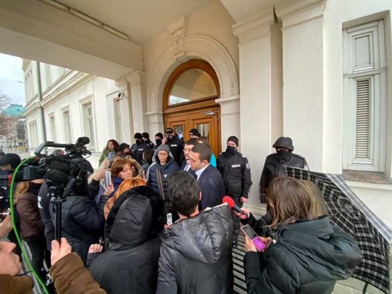 Майки на деца с увреждания щурмуват парламента НА ЖИВО