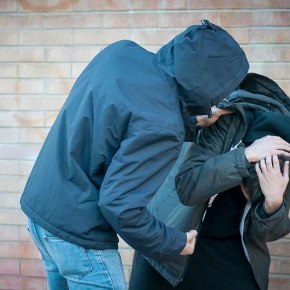 Деца биха 11-годишен с камшик в училищен двор