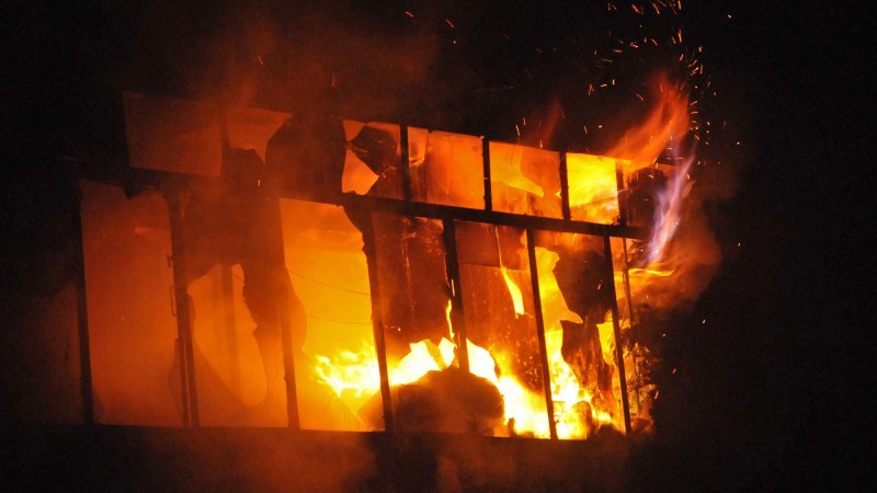 Пожар е избухнал в центъра на София. Огънят лумнал около