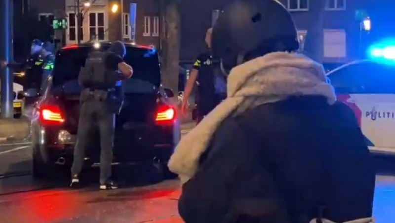 Въоръжен грабеж в Apple в Амстердам, има заложници ВИДЕО