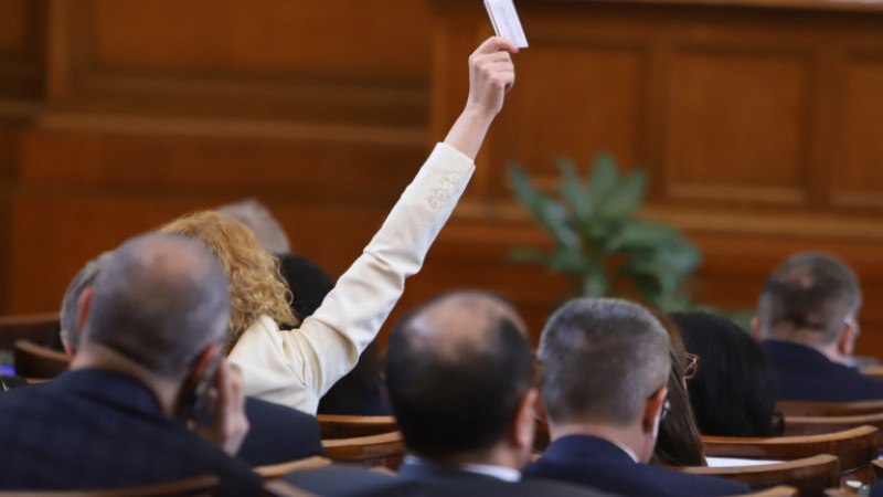 Десет часа депутатите спорят за Бюджет 2022, отвън протести