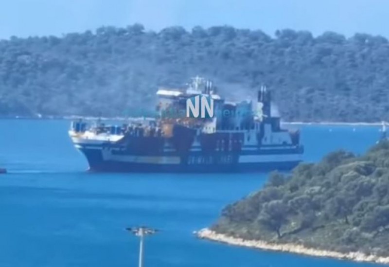Полуизгорелият ферибот Euroferry Olympia пристигна на пристанище Платигиали в град
