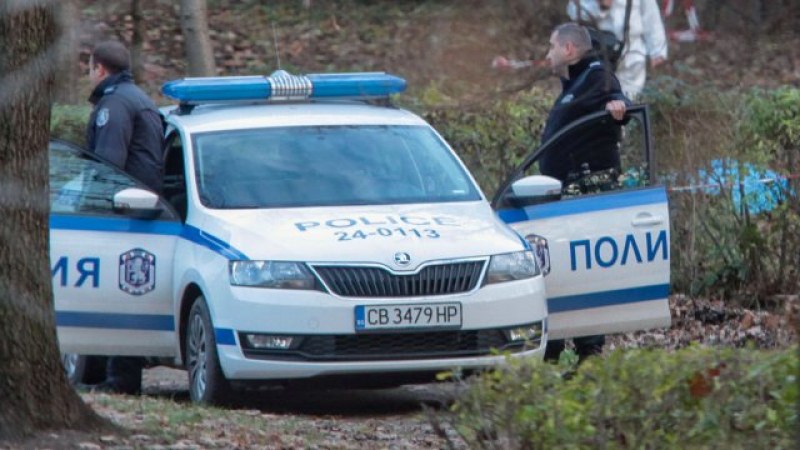 Мъж се барикадира в дома си. Полицаи дойдоха, а то срещу им с нож и брадва