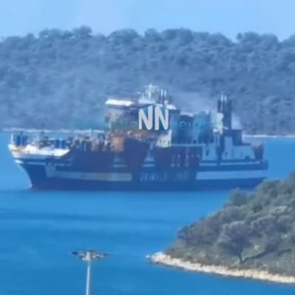 Полуизгорелият ферибот Euroferry Olympia пристигна на пристанище Платигиали в град Астакос