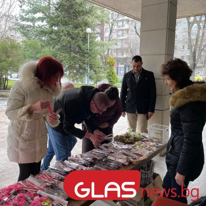 Започна проджабата на мартенички пред сградата на Областна администрация Пловдив в
