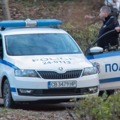 Мъж се барикадира в дома си. Полицаи дойдоха, а то срещу им с нож и брадва
