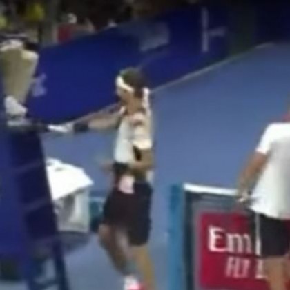 Нечувано! Тенисист удари съдията с ракета ВИДЕО