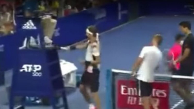 Нечувано! Тенисист удари съдията с ракета ВИДЕО