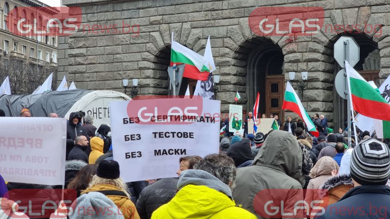 Петков отиде при протестиращите от 