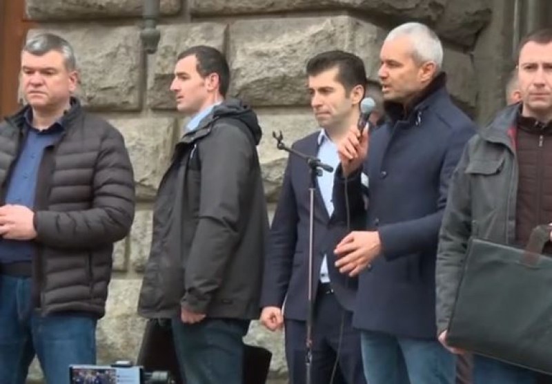 Премиерът Кирил Петков пристигна на протеста на “Възраждане”, който се