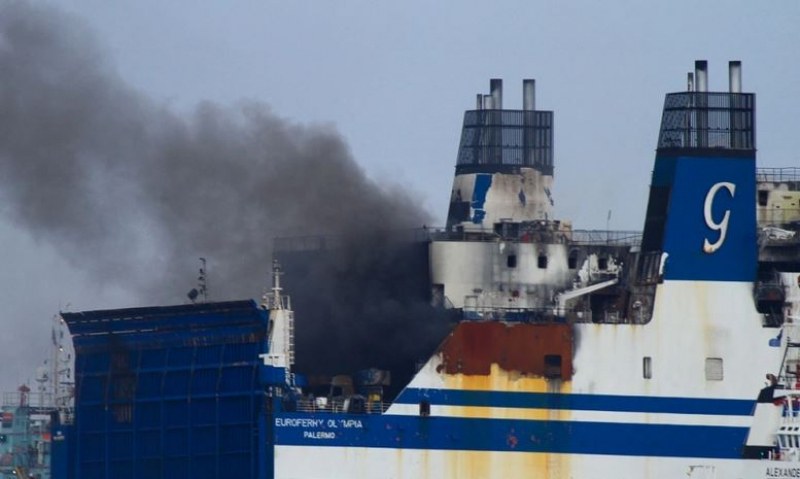 Пожарогасителите на запалилия се ферибот край Корфу са били празни
