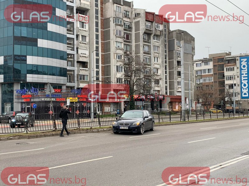Шофьор с БМВ самокатастрофира до кръстовище в Пловдив СНИМКИ