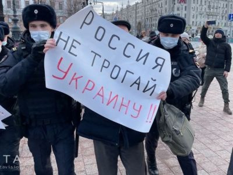 Хиляди руснаци протестират срещу войната в Украйна, над 1500 са арестувани СНИМКИ