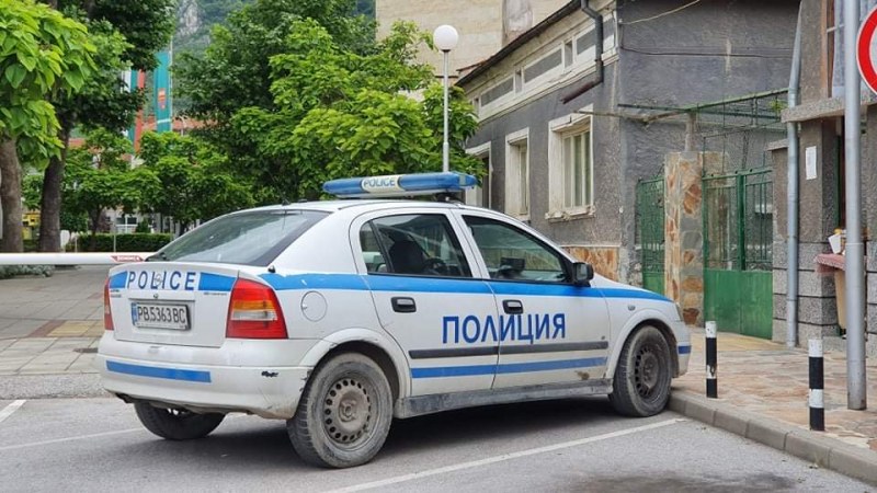 Полицаи спряха шофьор до Асеновград, мъжът заряза всичко и тръгна да бяга